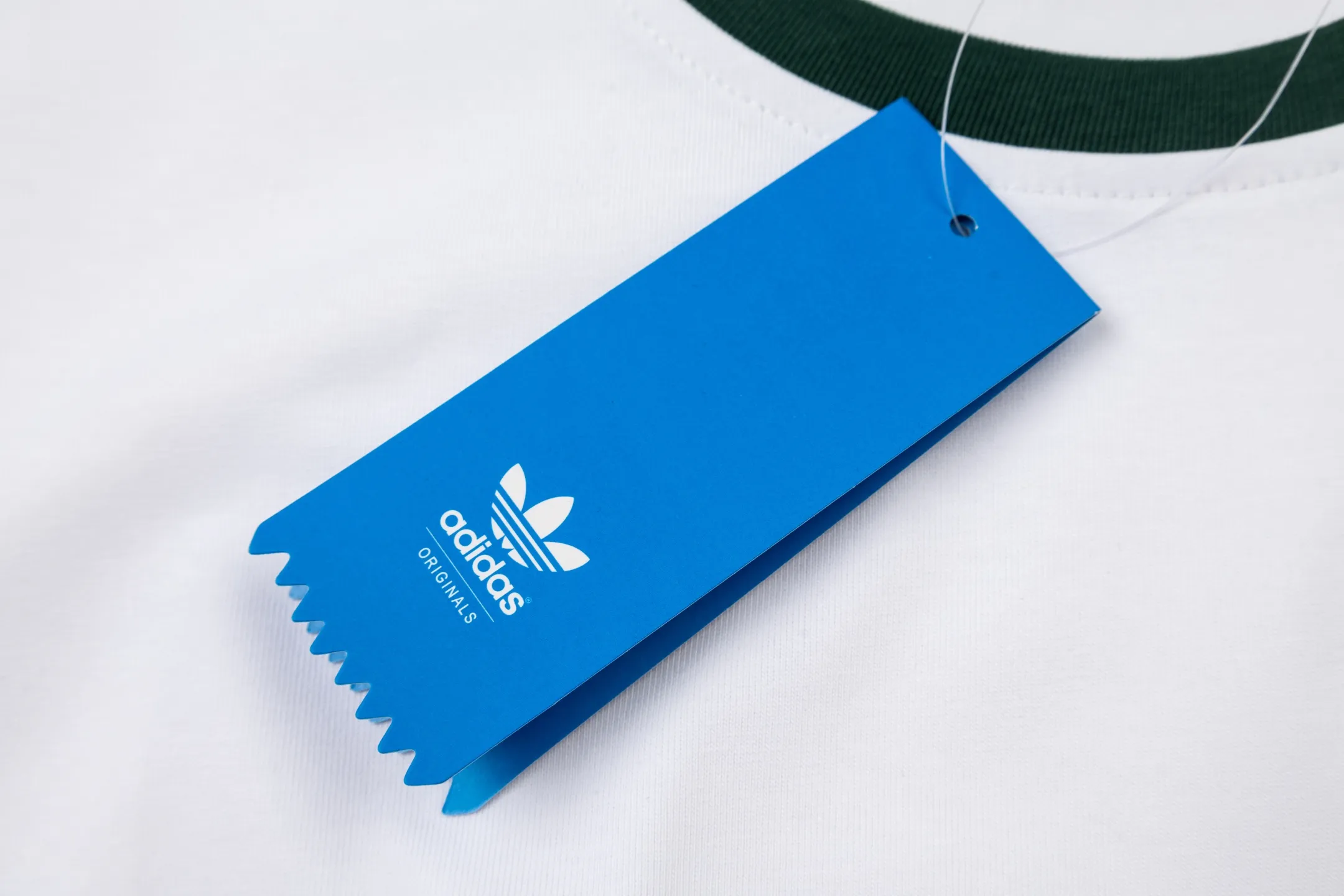 Adidas clover letter foam short-sleeved T-shirt Classic Black White color, pure cotton material is skin-friendly and breathable, super comfortable for daily wear! White round neck + cuffs with contrasting design, and the clover logo on the chest is very recognizable✨. The loose fit is suitable for a variety of body types. It can be worn casually with jeans or sweatpants, and you can easily get a casual and sporty style~ It can be easily used for daily travel, sports, and leisure! Style number: A 179# Color: Black White Size: S M L XL XXL